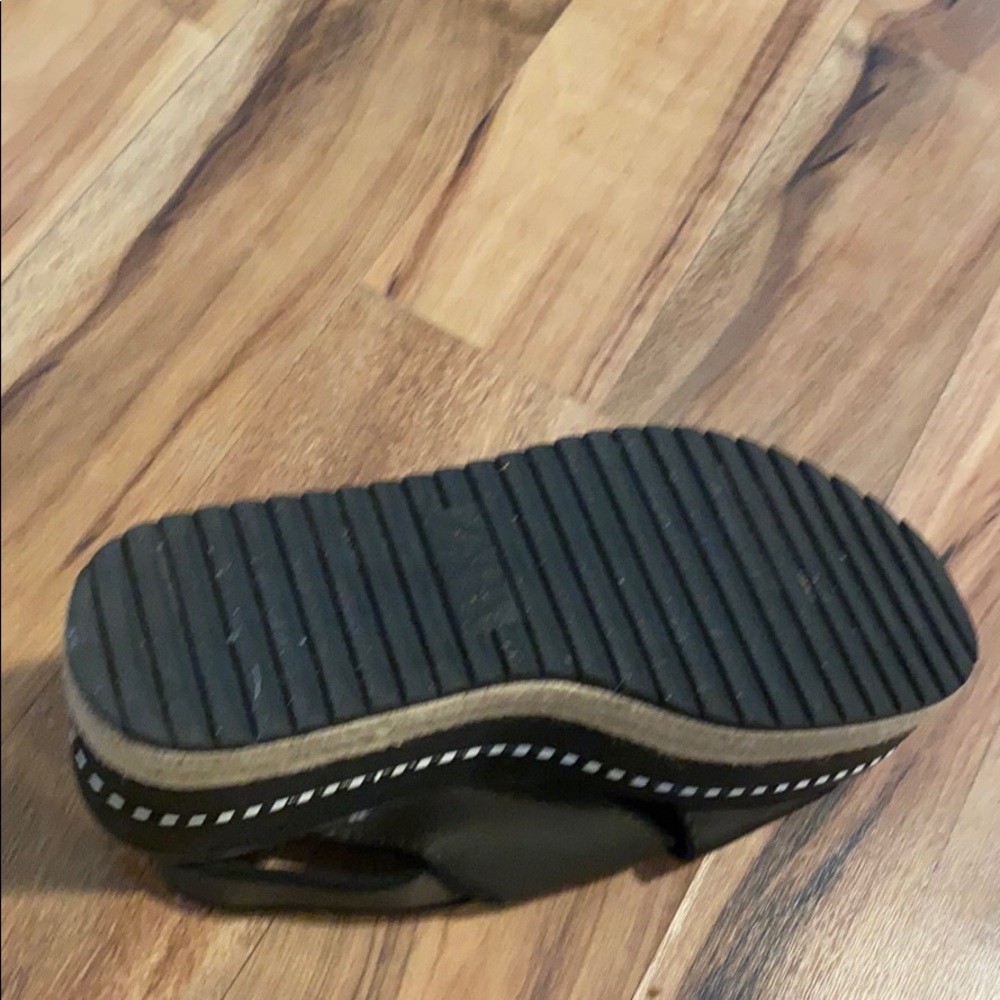 I’m selling my sandals in good condition - Picture 2 of 3